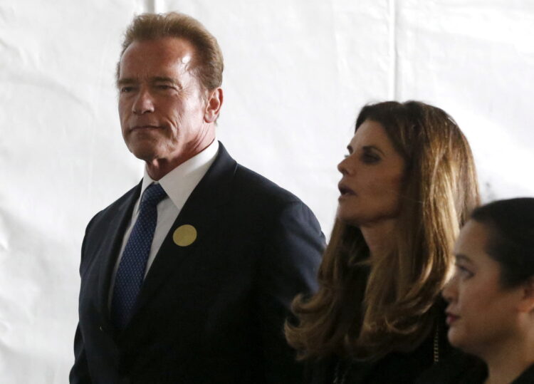 2016년 로널드 레이건 대통령 도서관에서 열린 낸시 레이건의 장례식에  참석한 전 캘리포니아 주지사 아놀드 슈왈제네거 (왼쪽)와 마리아 슈라이버. REUTERS/Lucy Nicholson/