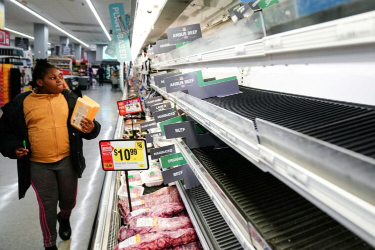 최근 워싱턴주의 자이언트 푸드 식료품점 쇠고기 진열대가 공급 부족으로 거의 비어있다. [로이터]