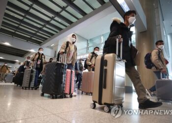 영종도 인천국제공항 제1여객터미널에서 해외 입국자들이 이동하는 모습. 사진 / 연합뉴스