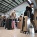 영종도 인천국제공항 제1여객터미널에서 해외 입국자들이 이동하는 모습. 사진 / 연합뉴스