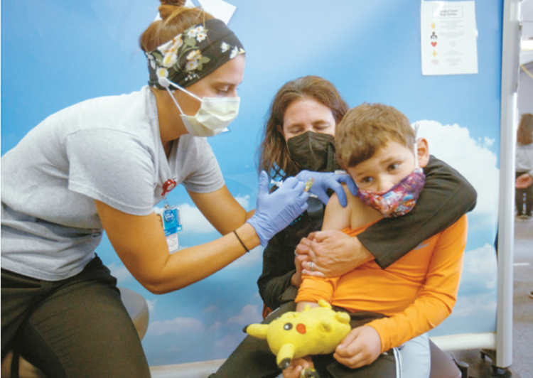 지난 3일 샌디에이고 아동병원에서 5세 소년이 백신 주사를 맞고 있다. 사진 / 로이터