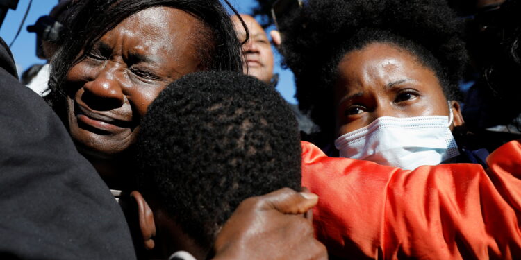 지난 해 11월, 아머드 아버리 살해 혐의로 기소된 3명의 경찰관에 대한 재판에서 배심원이 유죄 평결을 내린 후 글린 카운티 법원 밖에서 가족들이 눈물을 흘리고 있다. REUTERS/Marco Bello