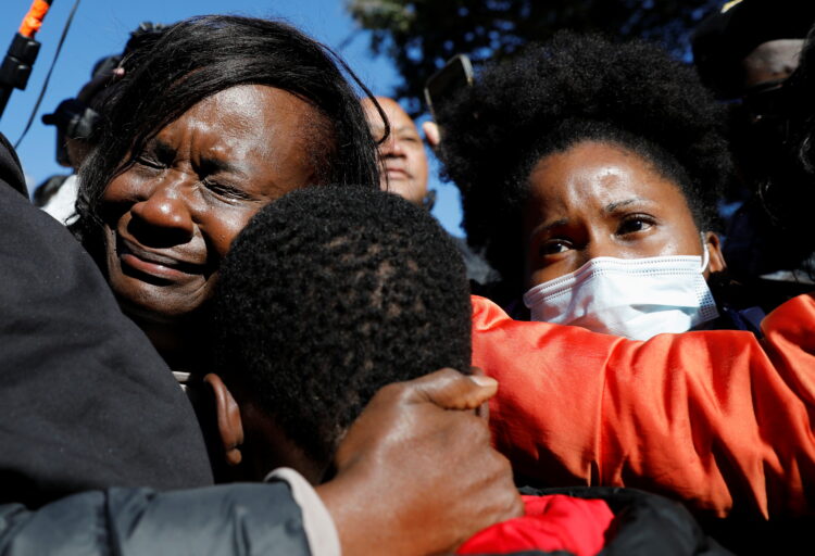 지난 해 11월, 아머드 아버리 살해 혐의로 기소된 3명의 경찰관에 대한 재판에서 배심원이 유죄 평결을 내린 후 글린 카운티 법원 밖에서 가족들이 눈물을 흘리고 있다. REUTERS/Marco Bello