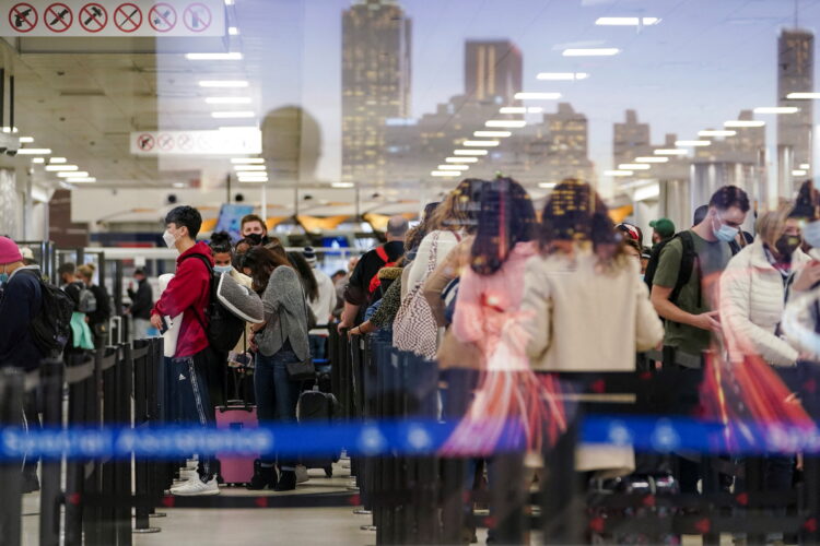 승객들로 붐비는 하츠필드 잭슨 국제공항. REUTERS/Elijah Nouvelage