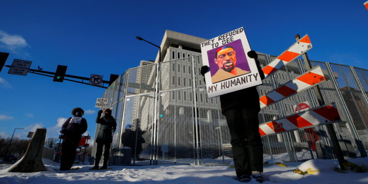 지난 1월 미네소타주 세인트폴에서 경찰 총격에 숨진 조지 플로이드의 시민권 침해 혐의로 기소된 전 경찰관 3명의 재판에 앞서 시민들이 연방 빌딩과 법원 앞에서 시위를 하고 있다.  REUTERS/Eric Miller