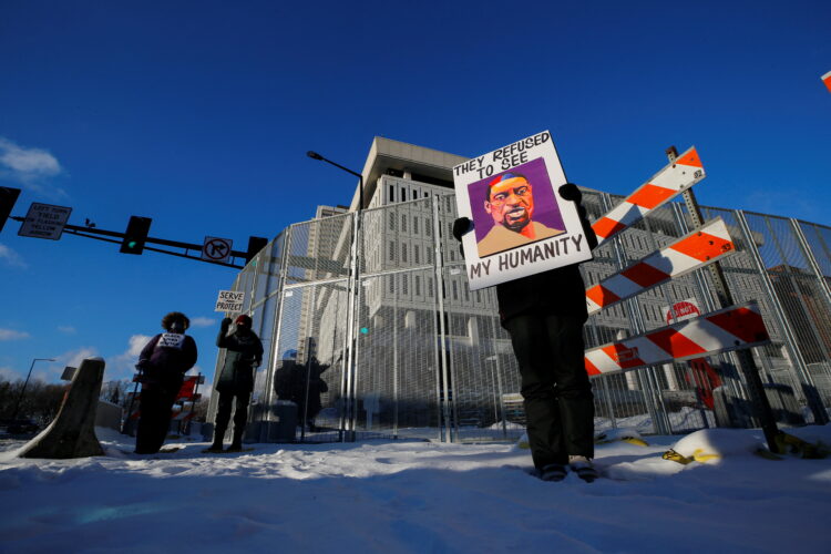 지난 1월 미네소타주 세인트폴에서 경찰 총격에 숨진 조지 플로이드의 시민권 침해 혐의로 기소된 전 경찰관 3명의 재판에 앞서 시민들이 연방 빌딩과 법원 앞에서 시위를 하고 있다.  REUTERS/Eric Miller