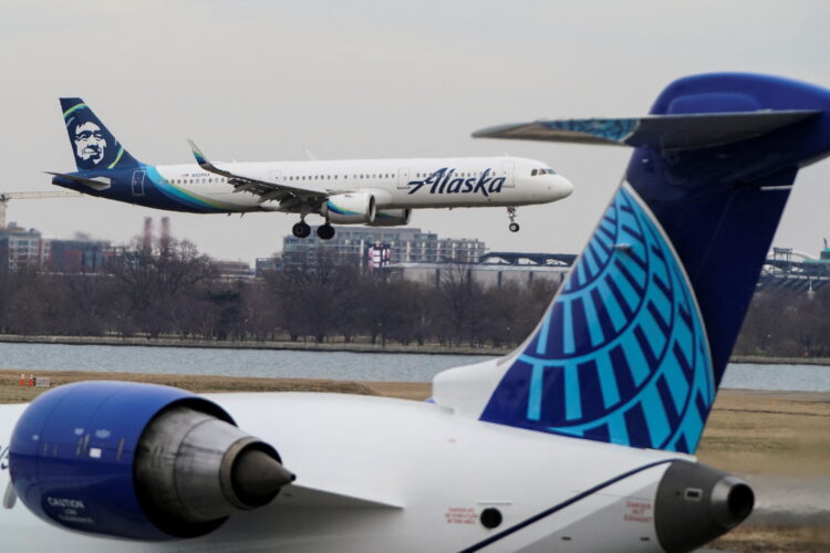 알래스카 항공기가 2버지니아주 알링턴의 레이건 내셔널 공항에 착륙하고 있다.  REUTERS/Joshua Roberts