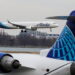 알래스카 항공기가 2버지니아주 알링턴의 레이건 내셔널 공항에 착륙하고 있다.  REUTERS/Joshua Roberts