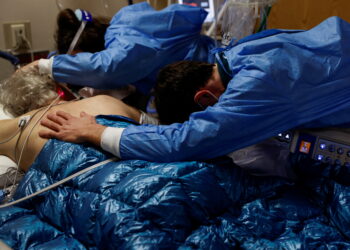 병원 중환자실에서 코로나 변이로 위독한 환자를가족들이 보살피고 있다. REUTERS/Shannon Stapleton