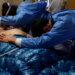 병원 중환자실에서 코로나 변이로 위독한 환자를가족들이 보살피고 있다. REUTERS/Shannon Stapleton