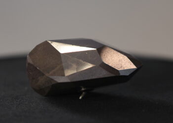 우주서 온 블랙 다이아몬드 '디 이니그마' 51억원에 팔렸다