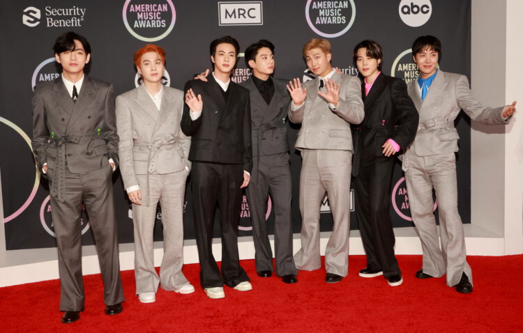 그룹 BTS가 작년 11월 로스앤젤레스에서 열린 아메리칸 뮤직 어워드 시상식에 참석하고 있다. FILE REUTERS/Aude Guerrucci/File Photo