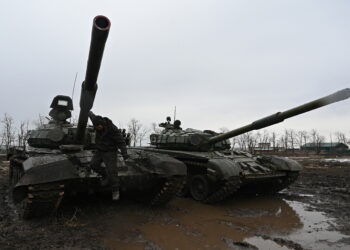 진흙탕에 빠진 러시아 탱크…해빙기가 우크라이나 구하나