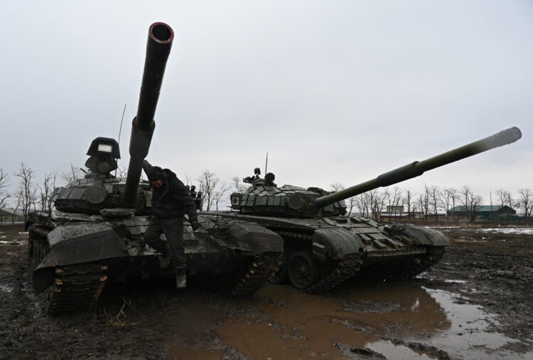 2022년 2월 3일 러시아 로스토프 지역에서 러시아 군인이 T-72B3 주력 전차에서 뛰어내리고 있다 . REUTERS/Sergey Pivovarov