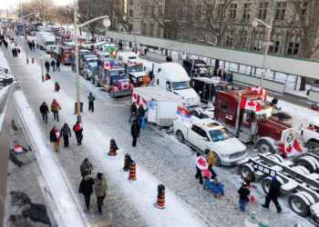 캐나다 온타리오에 코로나백신 접종 의무화에 반대하는 트럭 운전사들의 시위차량이 줄지어 서있다.  REUTERS/Blair Gable