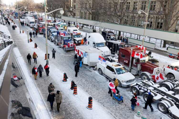 캐나다 온타리오에 코로나백신 접종 의무화에 반대하는 트럭 운전사들의 시위차량이 줄지어 서있다.  REUTERS/Blair Gable