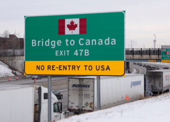 2월 8일 미시간주 디트로이트에서 캐나다로 들어가는 앰배서더 다리가 폐쇄되자 화물 트럭들이 고속도로 갓길에 줄지어 정차되어 있다. REUTERS/Rebecca CookREUTERS/Rebecca Cook