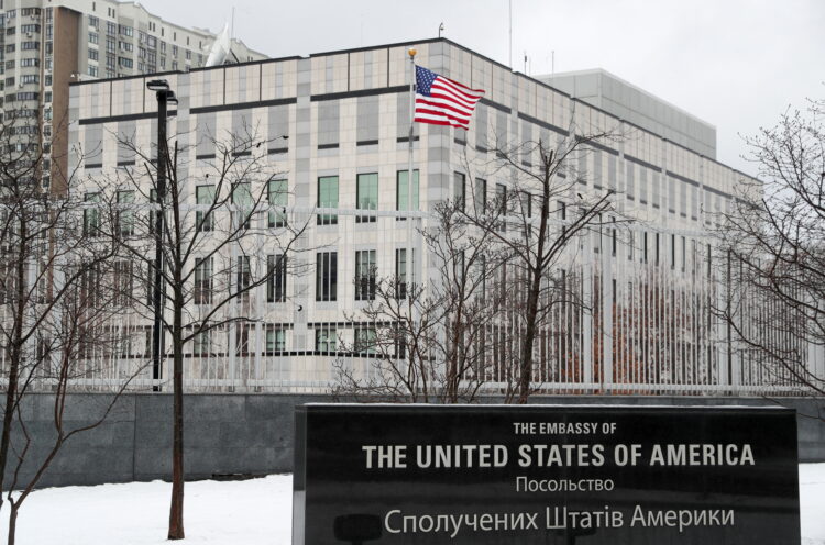 2022년 2월 12일 우크라이나 키예프에 있는 미국 대사관의 모습. 정부는 대사관 직원을 포함한 미국민들의 대피령을 다시 발령했다. February 12, 2022. REUTERS/Valentyn Ogirenko