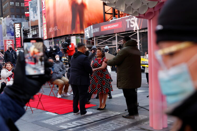 발렌타인데이를 맞아 뉴욕 타임스퀘어에서 결혼 서약을 하는 커플. REUTERS/Shannon Stapleton