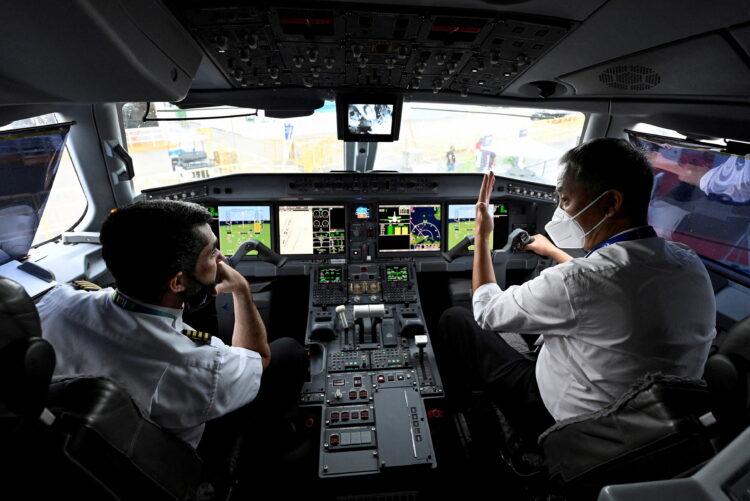 2월 16일 싱가포르 에어쇼에서 Embraer E190-E2의 조종석 모습. REUTERS/Caroline Chia