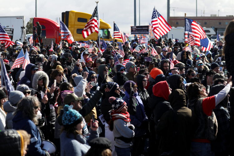 23일 캘리포니아주 아델란토에서 트럭 시위대를 지지하는 집회가 열리고 있다. REUTERS/David Swanson