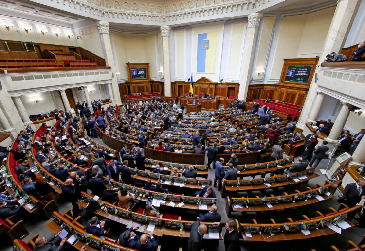 우크라이나 의원들이 2월 23일 키예프의회에 참석하고 있다 . REUTERS/Viacheslav Ratynskyi