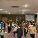 섬기는 교회 한국학교에서 학생들이 3.1절을 맞아 태극기 흔들기 행사를 진행하고 있다. [섬기는 교회  한국학교 제공]