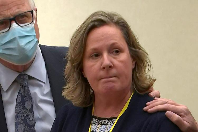 흑인 청년 사살한 백인 경찰 징역 2년…유족 반발