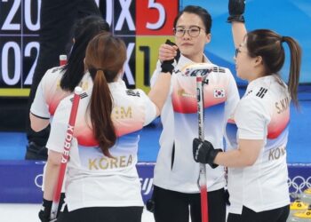 한국 컬링, 일본에 10-5 완승