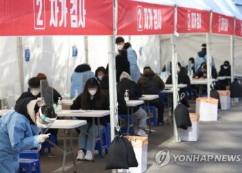 지난 3일  서울의 한 보건소에 마련된 신속항원검사소에서 의료진이 자가검사키트 결과를 살펴보고 있다. [연합뉴스]