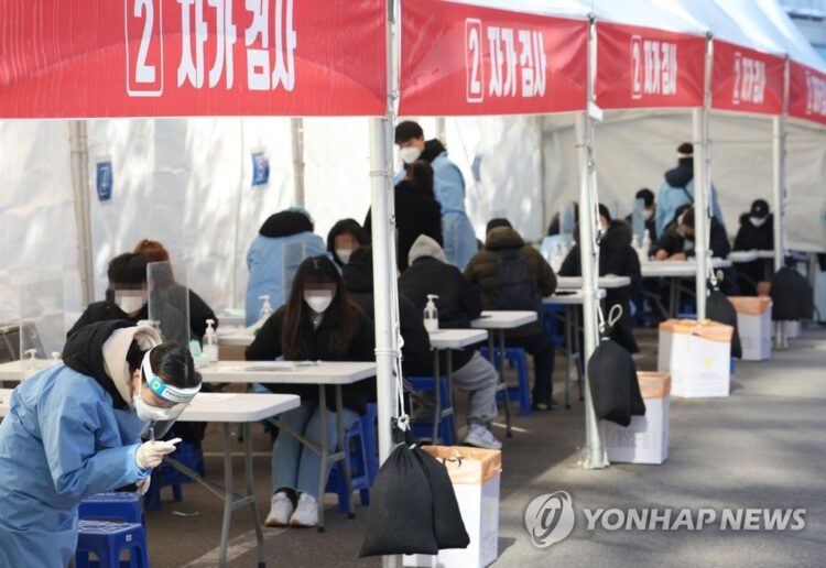 지난 3일  서울의 한 보건소에 마련된 신속항원검사소에서 의료진이 자가검사키트 결과를 살펴보고 있다. [연합뉴스]