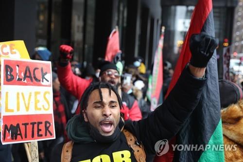 시카고 흑인사회 주민들과 운동가들이 도심 연방 법원 안팎에서 제이슨 반 다이크 전 시카고 경찰관 조기 출소에 항의하는 시위를 계속하고 있다. 2022.2.5. photo@yna.co.kr