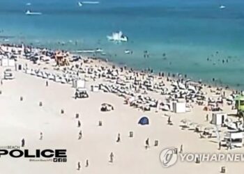 마이애미 해변 북적이는 인파 눈앞에 헬기 '풍덩'