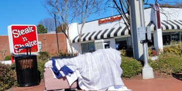 벤치 위의 ‘노숙자’