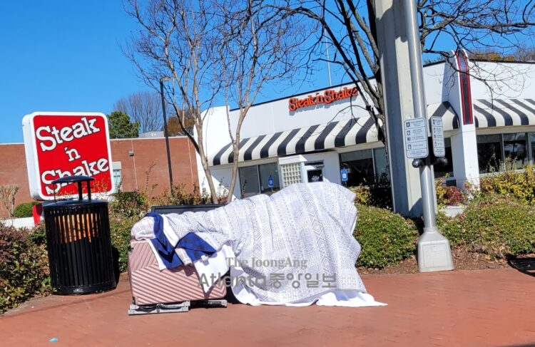 벤치 위의 ‘노숙자’