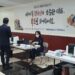 애틀랜타 한인회관에 위치한 재외투표소에서 유권자가 투표용지를 발급받고 있다.  박재우 기자.