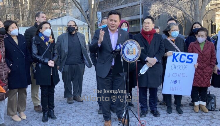 11일 뉴욕 맨해튼 유엔본부 앞에서 열린 한국 외교관 폭행 규탄 집회에서 론 김 뉴욕주하원이 더 이상의 아시안을 향한 증오범죄는 용납될 수 없다며 경찰의 신속한 수사를 촉구하고 있다. 뉴욕지사 심종민 기자