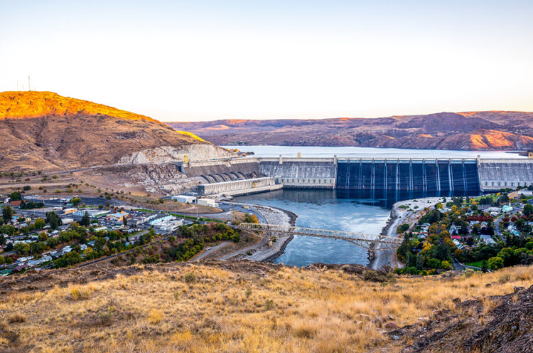 미국 최대 크기의 호수 그랜드 쿨리 댐. 발전 후 방류된 물을 다시 퍼 올려 재활용한다.