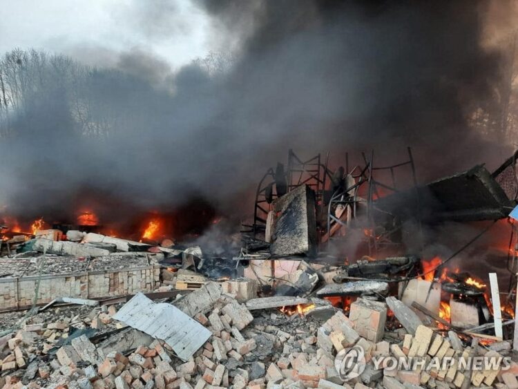 러시아가 우크라이나 침공을 개시한 24일(현지시간) 포격으로 파괴된 우크라이나 수도 키예프 지역의 국경수비대 시설에서 화염과 연기가 치솟고 있다. [로이터]