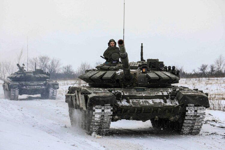 러시아 군인들이 레닌그라드 지역에서 군사 훈련 중 탱크를 운전하고 있다. Russian Defence Ministry/Handout via REUTERS