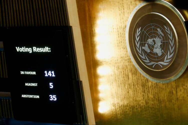 3월 2일 뉴욕 맨해튼의 유엔본부에서 193명으로 구성된 유엔 총회의 러시아의 우크라이나 침공에 관한 제11차 긴급특별회의에서 투표 결과가 보이고 있다. REUTERS / Eduardo Munoz