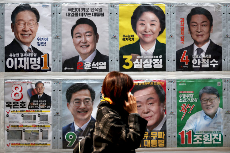 대선 후보 포스터가 붙어 있는 서울 거리 모습. March 7, 2022.   REUTERS/Kim Hong-Ji