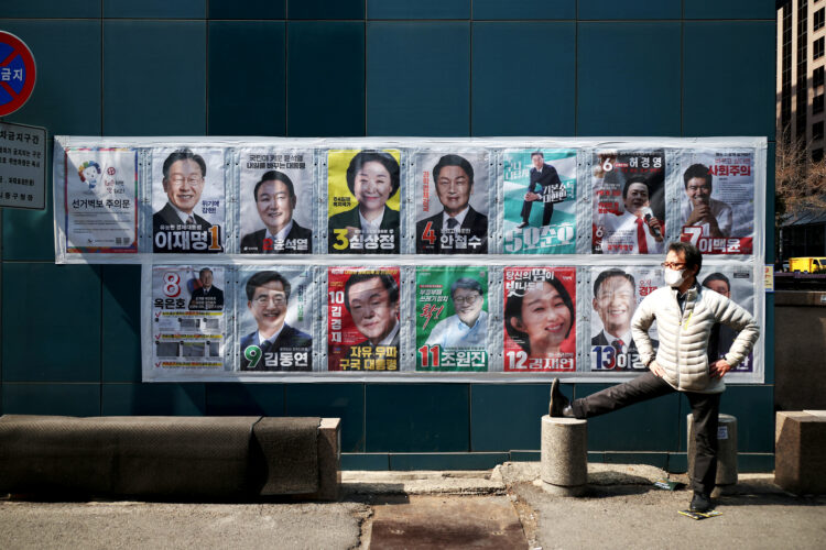 애틀랜타 시간 3월8일 오후 4시에 한국대선 투표가 시작된다.  REUTERS/Kim Hong-Ji