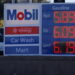 3월7일 현재 캘리포니아 캘스배드의 한 주유소에 붙은 개스값이 6불에 육박하고 있다. REUTERS/Mike Blake
