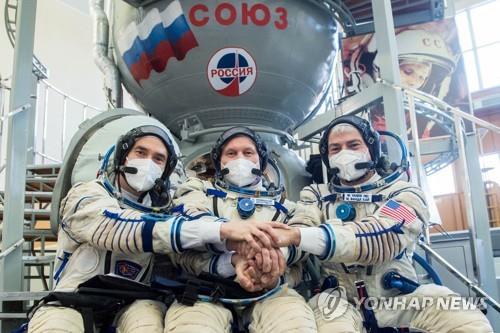 ISS 발사를 앞두고 훈련 중 러시아 우주비행사와 손을 맞잡은 반데 하이(오른쪽) GCTC/Roscosmos 제공/ 로이터 연합뉴스 