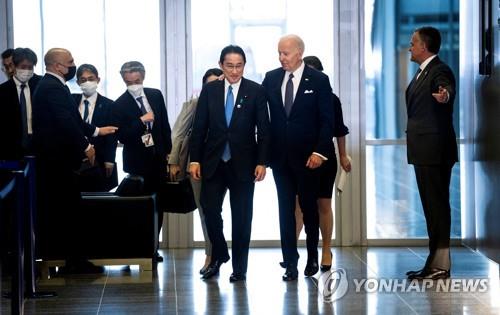 조 바이든 미국 대통령과 기시다 후미오 일본 총리가 24일(현지시간) 벨기에 브뤼셀에서 열린 주요 7개국(G7) 정상회의를 위해 입장하고 있다. 연합뉴스.
