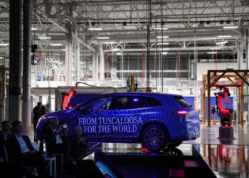 지난 15일 앨라배마주 우드스탁 벤츠 배터리 공장 가동식에서 전시된 메르세데스 전기차 EQS SUV 모델.