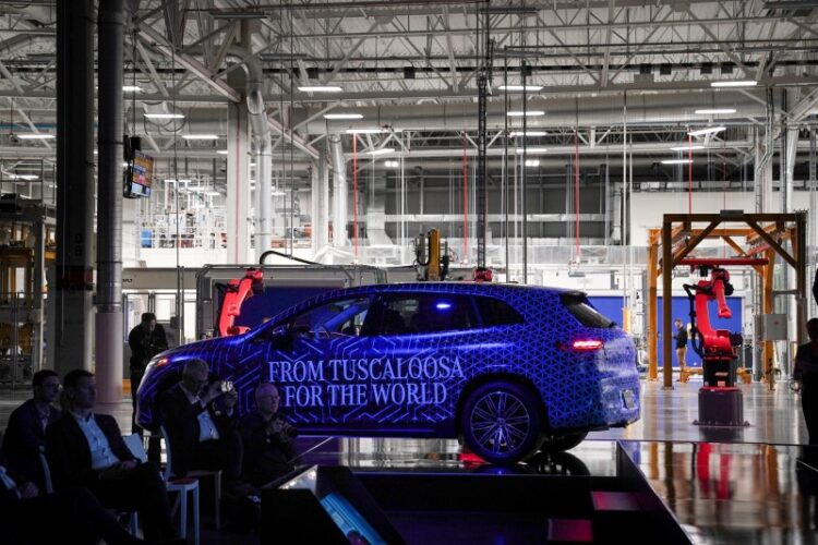 지난 15일 앨라배마주 우드스탁 벤츠 배터리 공장 가동식에서 전시된 메르세데스 전기차 EQS SUV 모델.