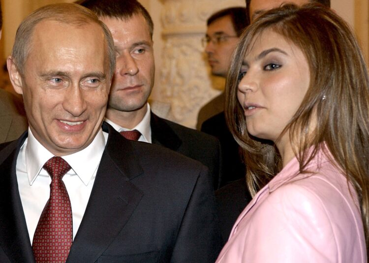 2004년 크렘린궁에서 열린 러시아 올림픽팀과의 미팅에서 푸틴 대통령이 체조대표 선수 알리나 카바예바를 보며 미소짓고 있다.  사진/ 로이터