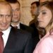 2004년 크렘린궁에서 열린 러시아 올림픽팀과의 미팅에서 푸틴 대통령이 체조대표 선수 알리나 카바예바를 보며 미소짓고 있다.  사진/ 로이터